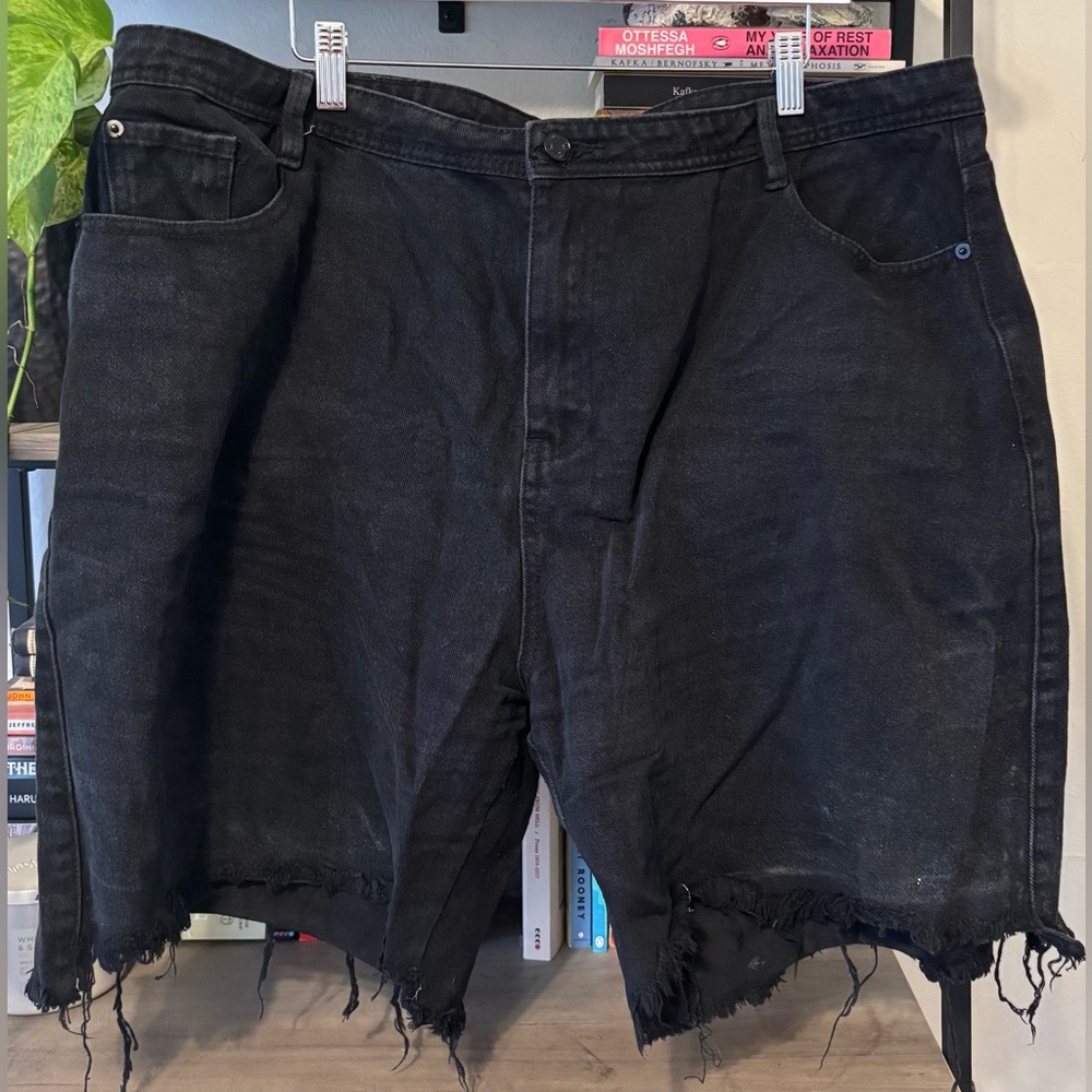Missguided Plus Dad Shorts in Black In Distressed Hem